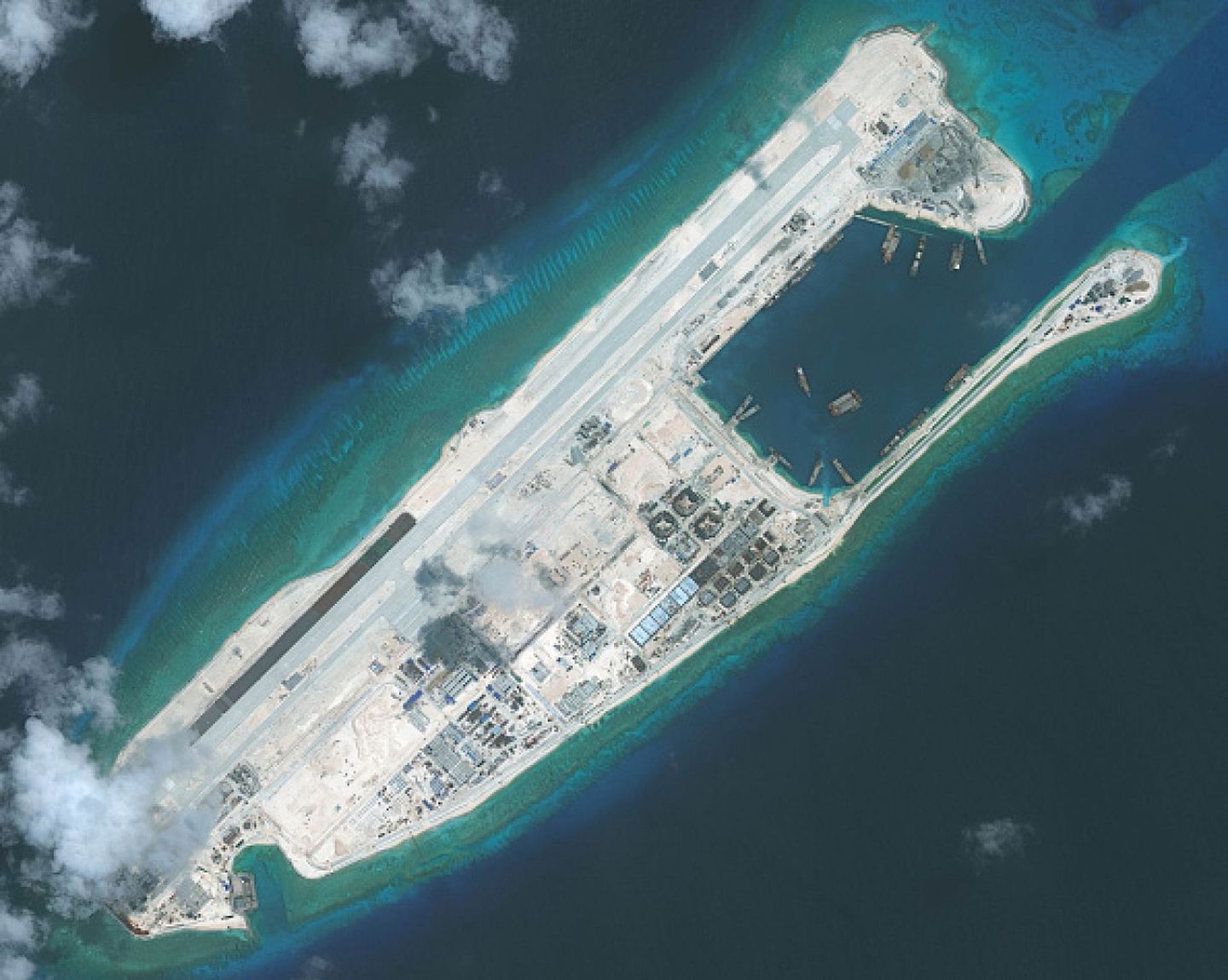 中国在南海永暑礁进行民航客机试飞之后，菲律宾要求与美国在南海共同巡逻。图为从空中俯瞰永暑礁。（Getty）