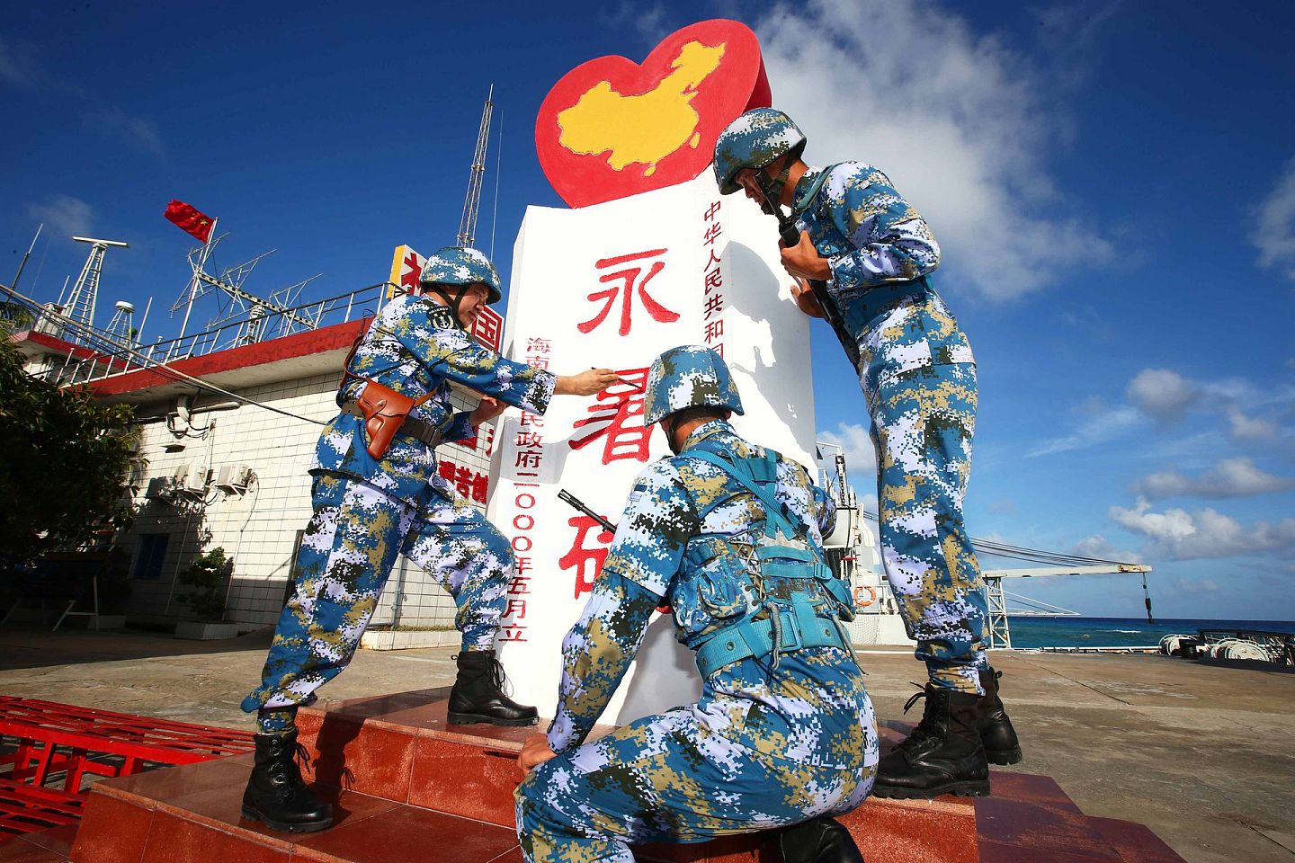 2016年1月5日，驻守在南沙群岛永暑礁上的中国海军官兵在为礁碑描红。（新华社）