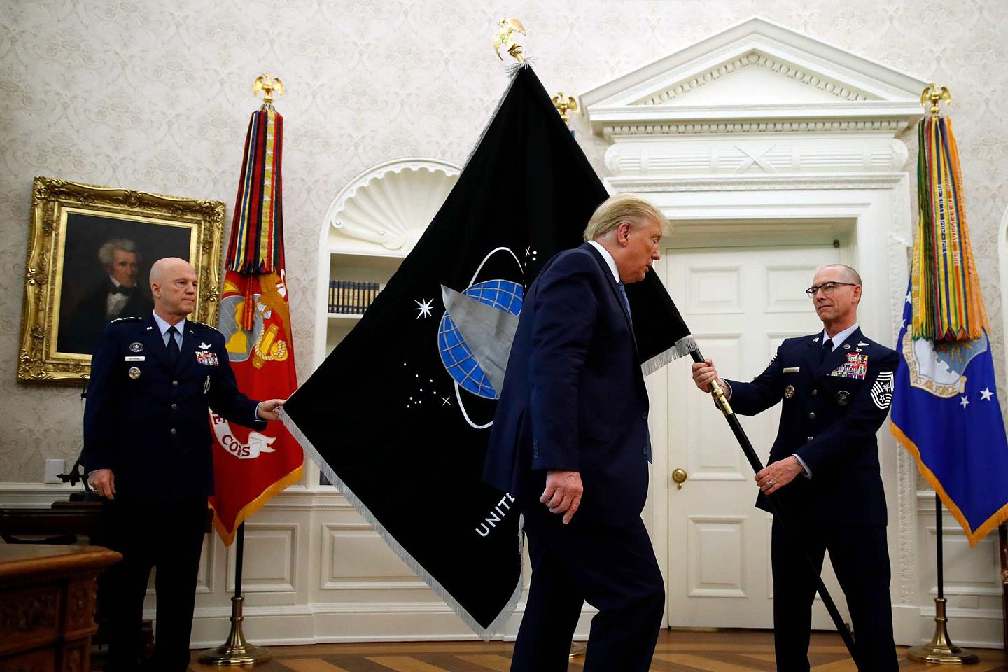 2020年5月15日，美国总统特朗普5月15日在白宫主持了太空军军旗亮相仪式。特朗普表示，太空军的成立和如今其军旗的揭晓，不论是从防御还是进攻的视角来看，这都是一个“很特殊”“很重要”的时刻。（AP）