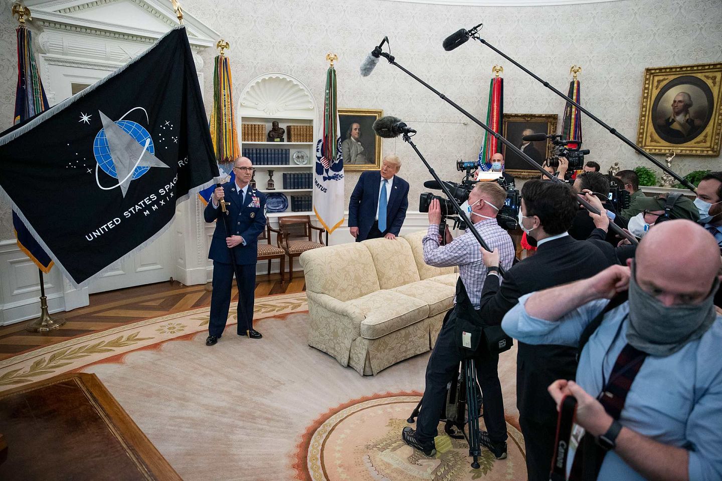 2020年5月15日，美国总统特朗普5月15日在白宫主持了太空军军旗亮相仪式。特朗普表示，这是一个“很特殊”、“很重要”的时刻。（AP）