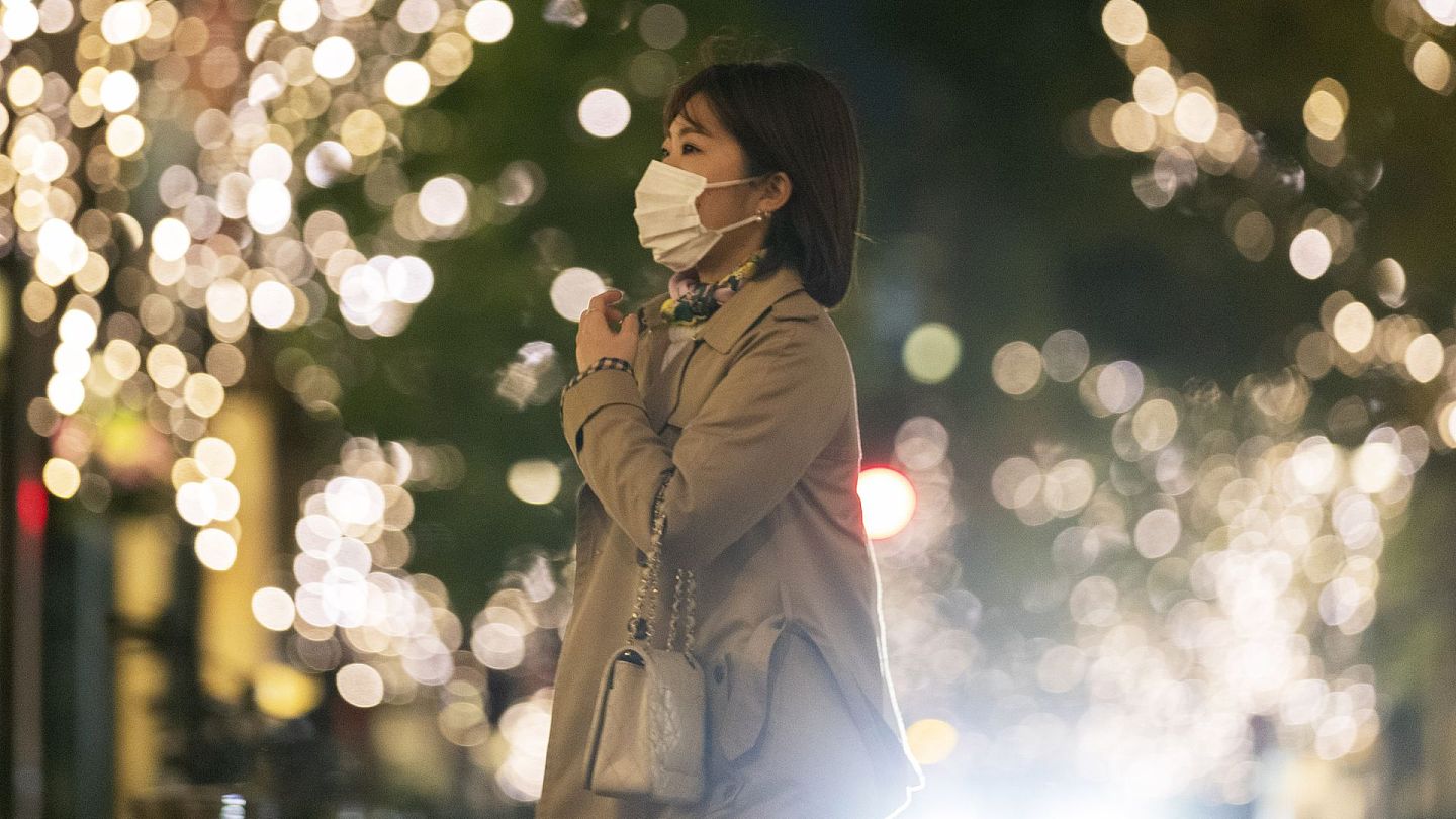 2020年11月12日，东京街头一名佩戴口罩的女子。（AP）