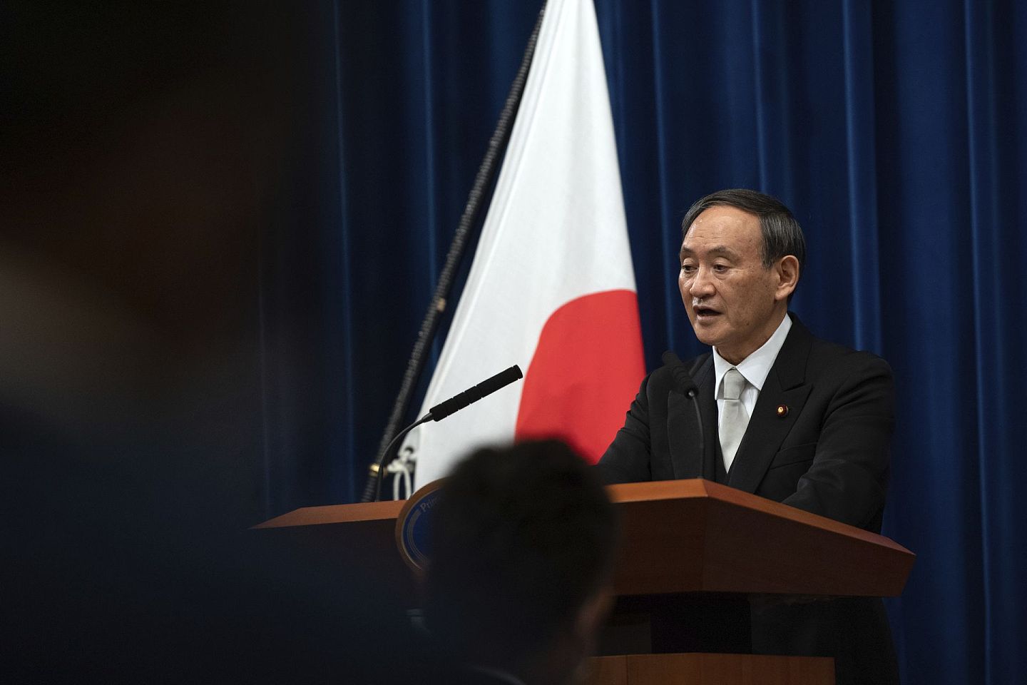 受日本国内新冠肺炎疫情反弹影响，日本首相菅义伟的最新支持率出现暴跌。（AP）