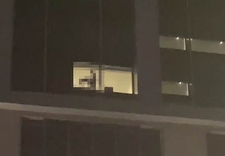 一对男女在凯达饭店9楼的房间窗台上演活春宫，全程被民众用手机录下。 翻摄脸书爆废公社