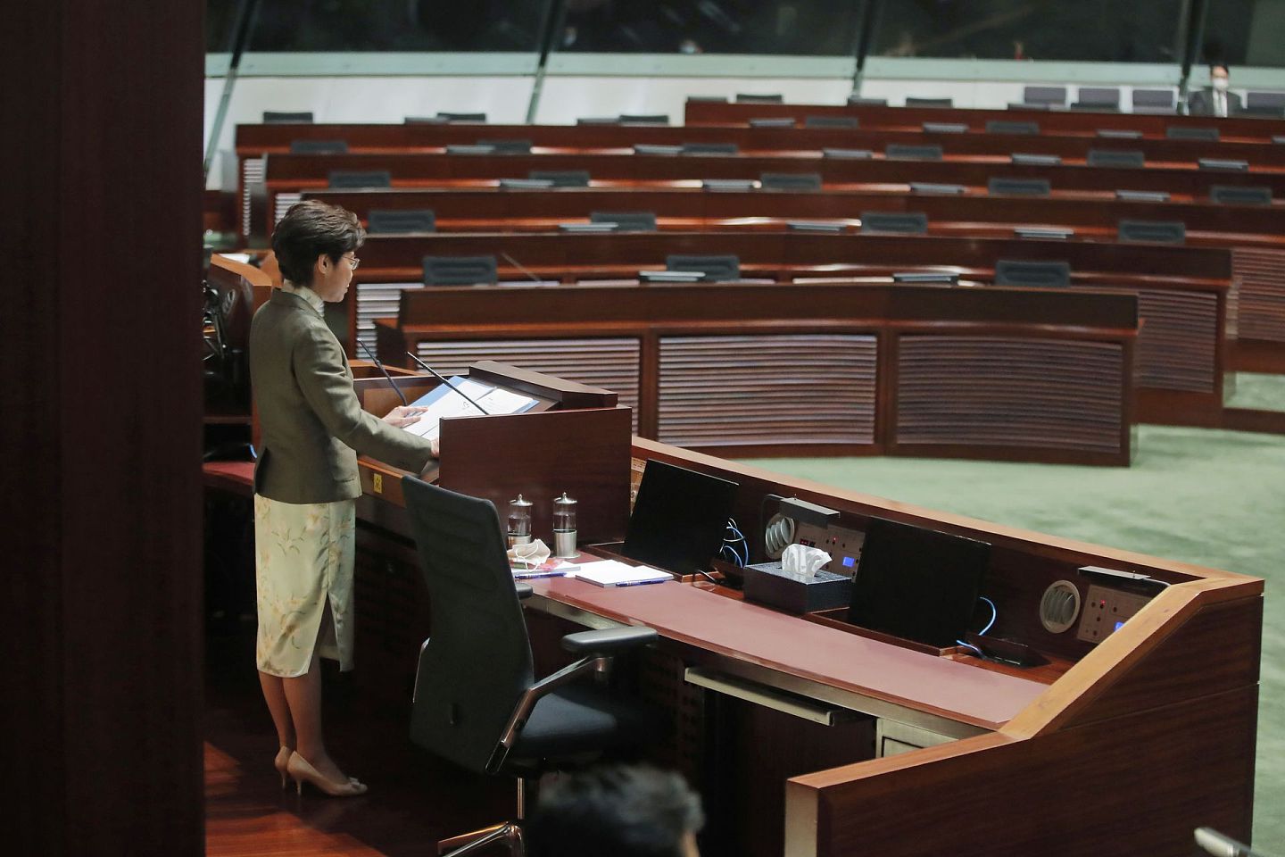 2020年11月25日，林郑月娥在民主派议员的空座位前发表演讲。（AP）