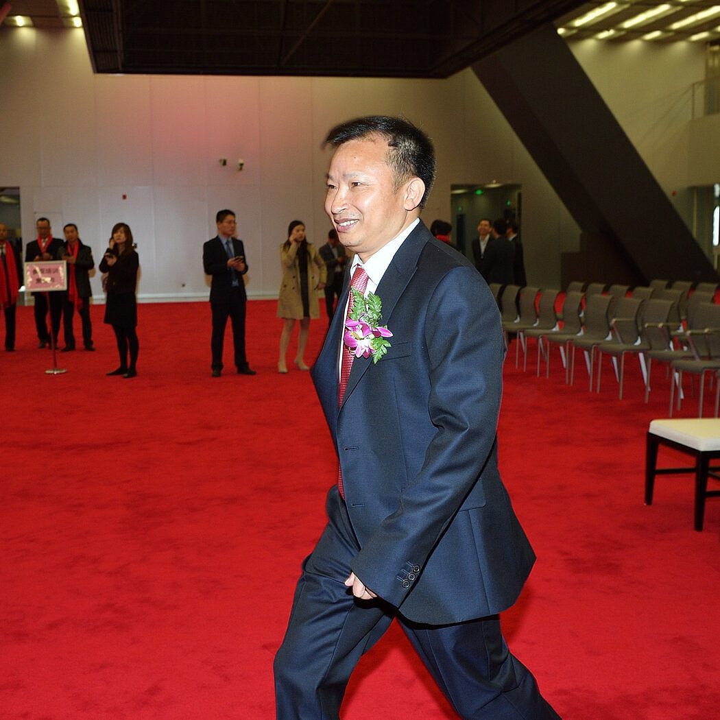 深圳康泰生物制品公司董事长杜伟民被称为“疫苗之王”，是中国最富有的人之一。