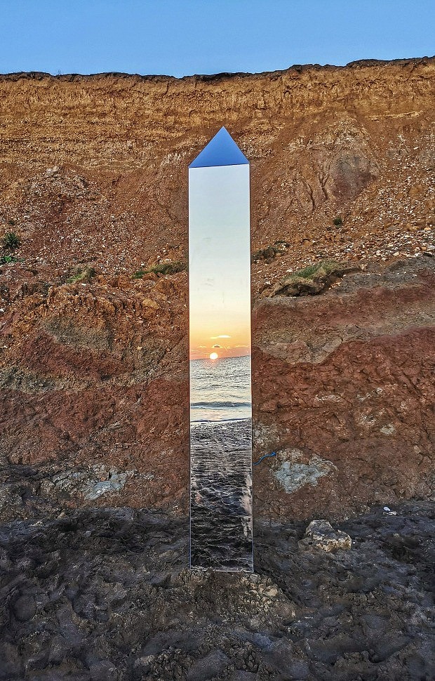  在英国怀特岛的康普顿海滩上发现了一个神秘的巨石（来源：Solent新闻）