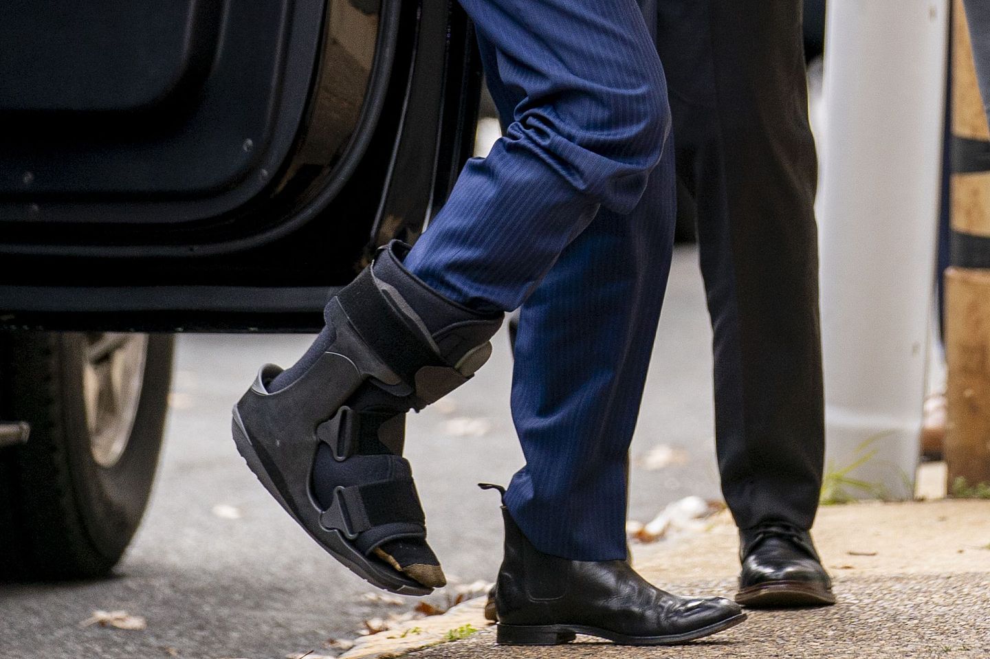 2020年12月1日，美国当选总统拜登穿着医用矫正靴抵达位于威尔明顿的皇后剧院。（AP）