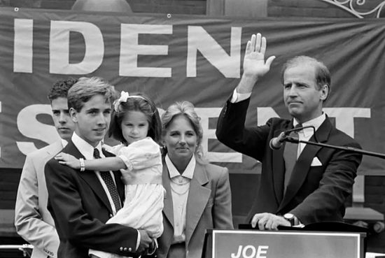 1987年，拜登第一次宣布参加总统竞选时与妻子和孩子们在一起