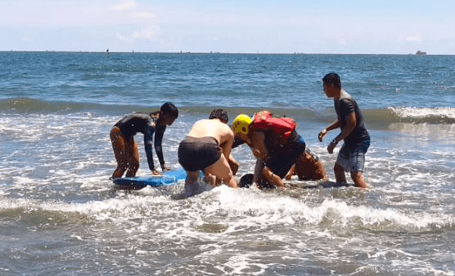 昆州海滩发生溺水事件，两男被巨浪卷走身亡！华人游客涉水事故频发，澳海滩隐藏“致命陷阱” - 1