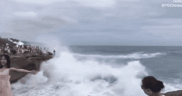 昆州海滩发生溺水事件，两男被巨浪卷走身亡！华人游客涉水事故频发，澳海滩隐藏“致命陷阱” - 14