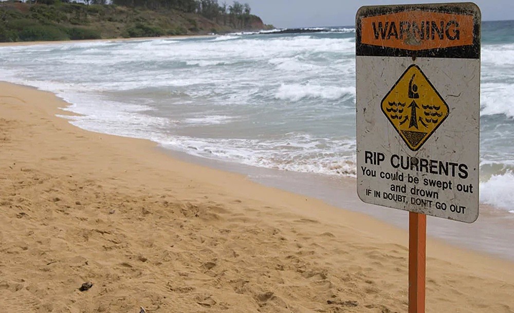 昆州海滩发生溺水事件，两男被巨浪卷走身亡！华人游客涉水事故频发，澳海滩隐藏“致命陷阱” - 24