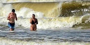 昆州海滩发生溺水事件，两男被巨浪卷走身亡！华人游客涉水事故频发，澳海滩隐藏“致命陷阱” - 27