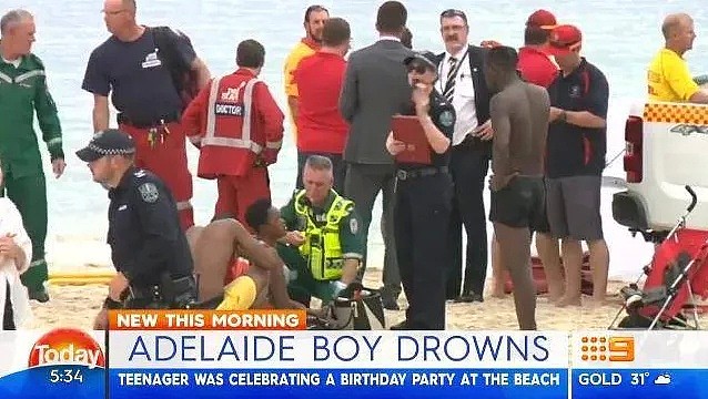 悲剧！2名亚裔爸爸澳洲海边被“活吞”，想救3个孩子却不敌“终极杀手”...（组图） - 18