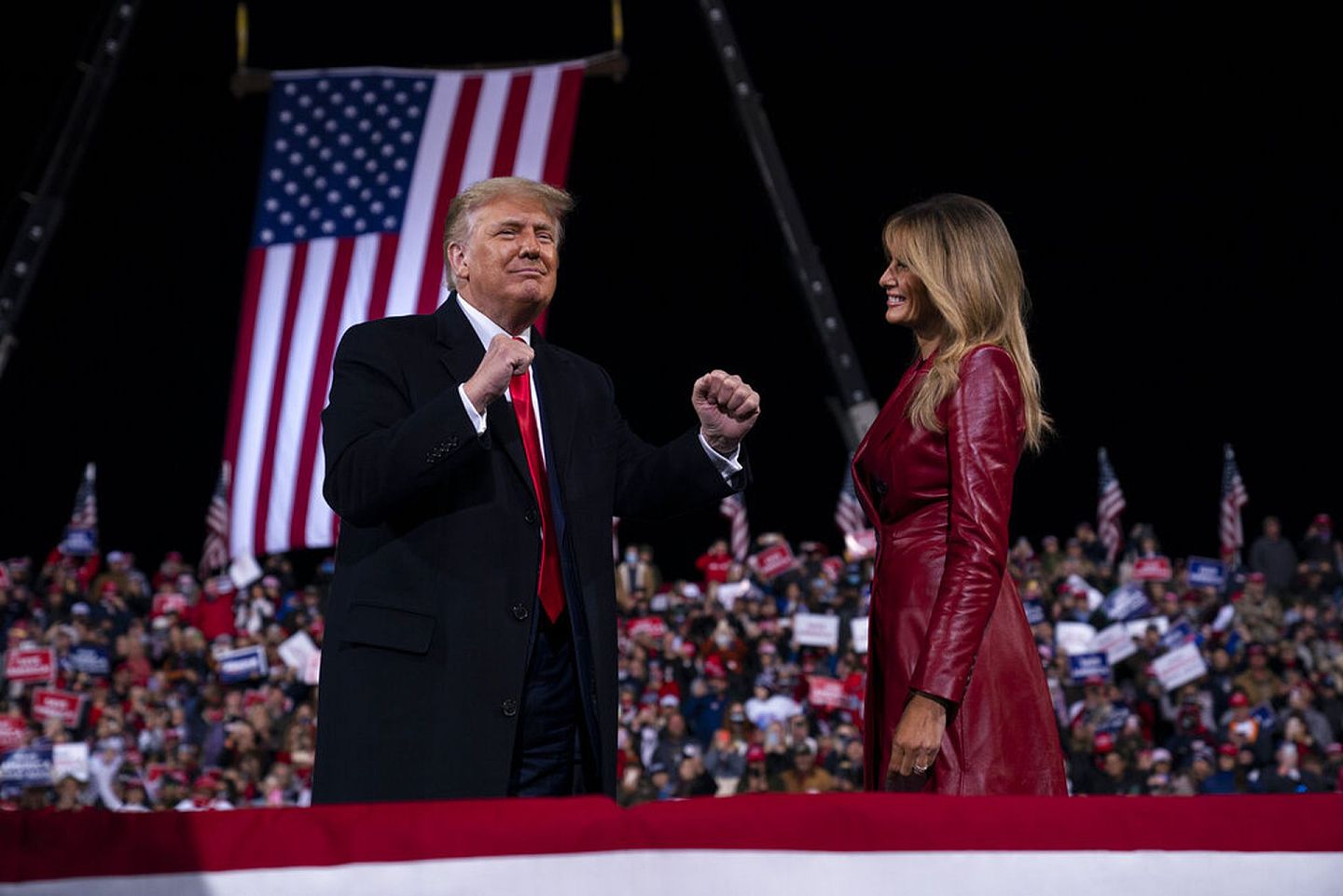 12月5日，美国总统特朗普和夫人梅拉尼娅（Melania Trump）出席佐治亚州瓦尔多斯塔的集会，为共和党参议员候选人拉票。（AP）