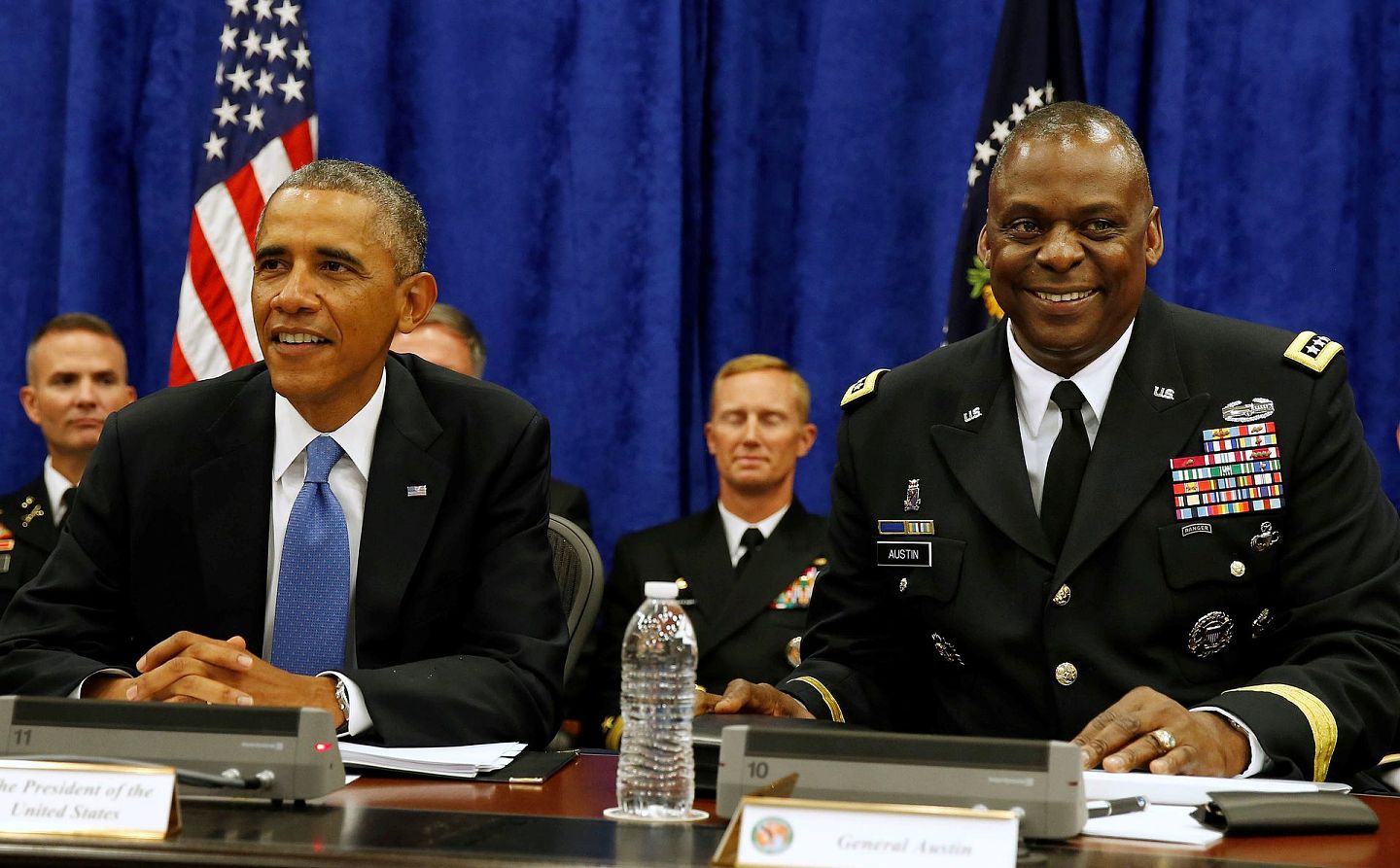奥斯汀（前排右）曾担任奥巴马（前排左）政府时期的中央司令部司令。（Reuters）