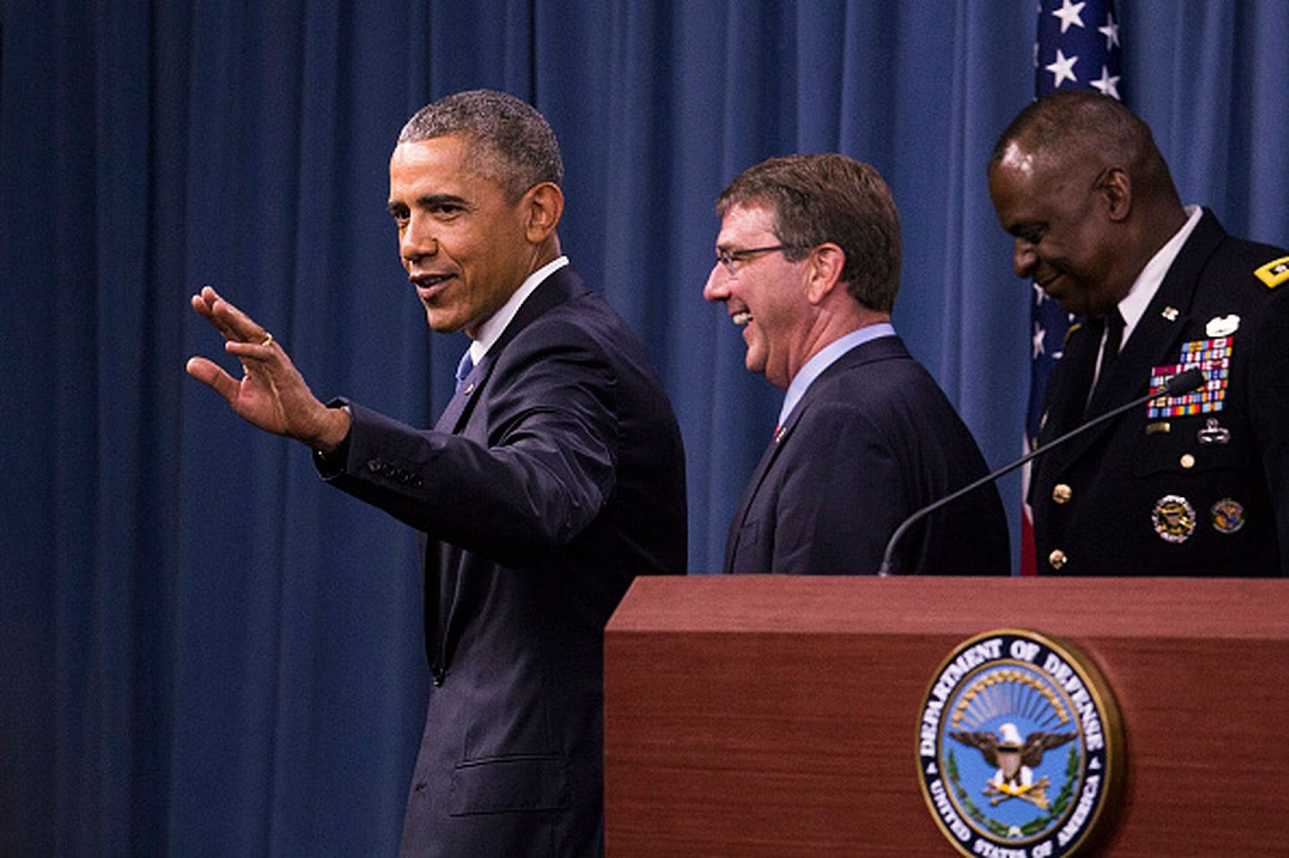 2015年7月16日，时任总统奥巴马与国防部长卡特（Ashton Carter，中）以及中央司令部部长奥斯汀在五角大楼的新闻发布会上。奥巴马在会后向出席者挥手致意。（Getty）