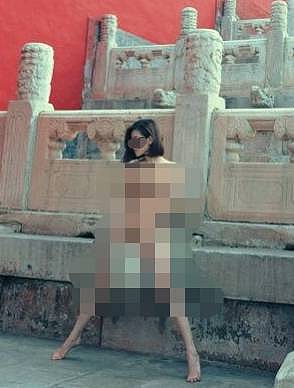 胆真大！中国一女子在公园拍不雅照，画面不堪入目，从道德或法律的角度来说都已“越界”（视频/组图） - 5