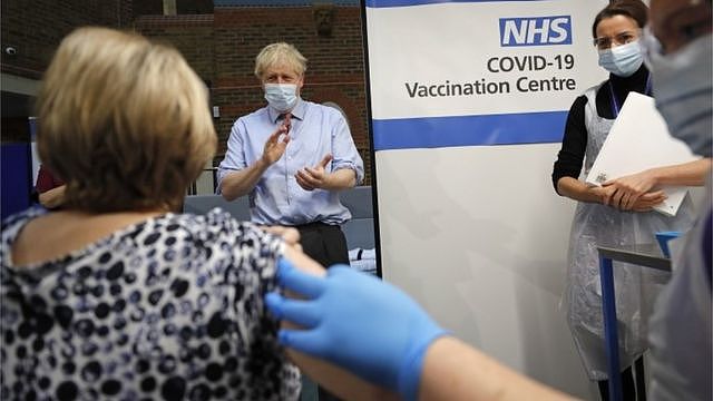 在访问伦敦盖伊医院时，英国首相约翰逊与81岁的林惠勒（Lyn Wheeler）交谈，她是在那里第一个接受疫苗注射的人。