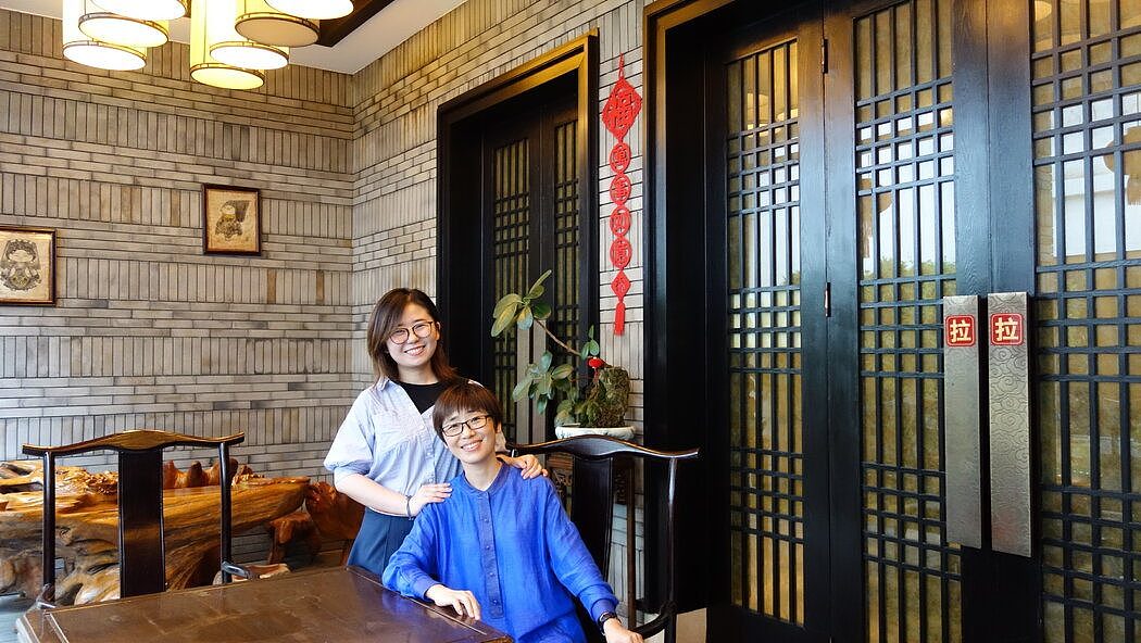 钟瑾瑜和母亲在她家位于武汉的一家餐厅中。