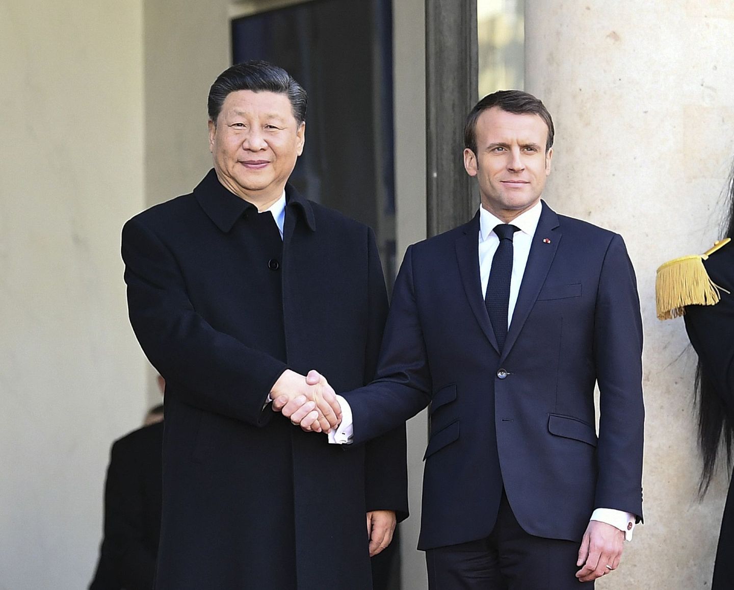 2019年3月25日，中国国家主席习近平（左）在巴黎爱丽舍宫同法国总统马克龙会谈，同年11月4日，马克龙访问中国。（新华社）