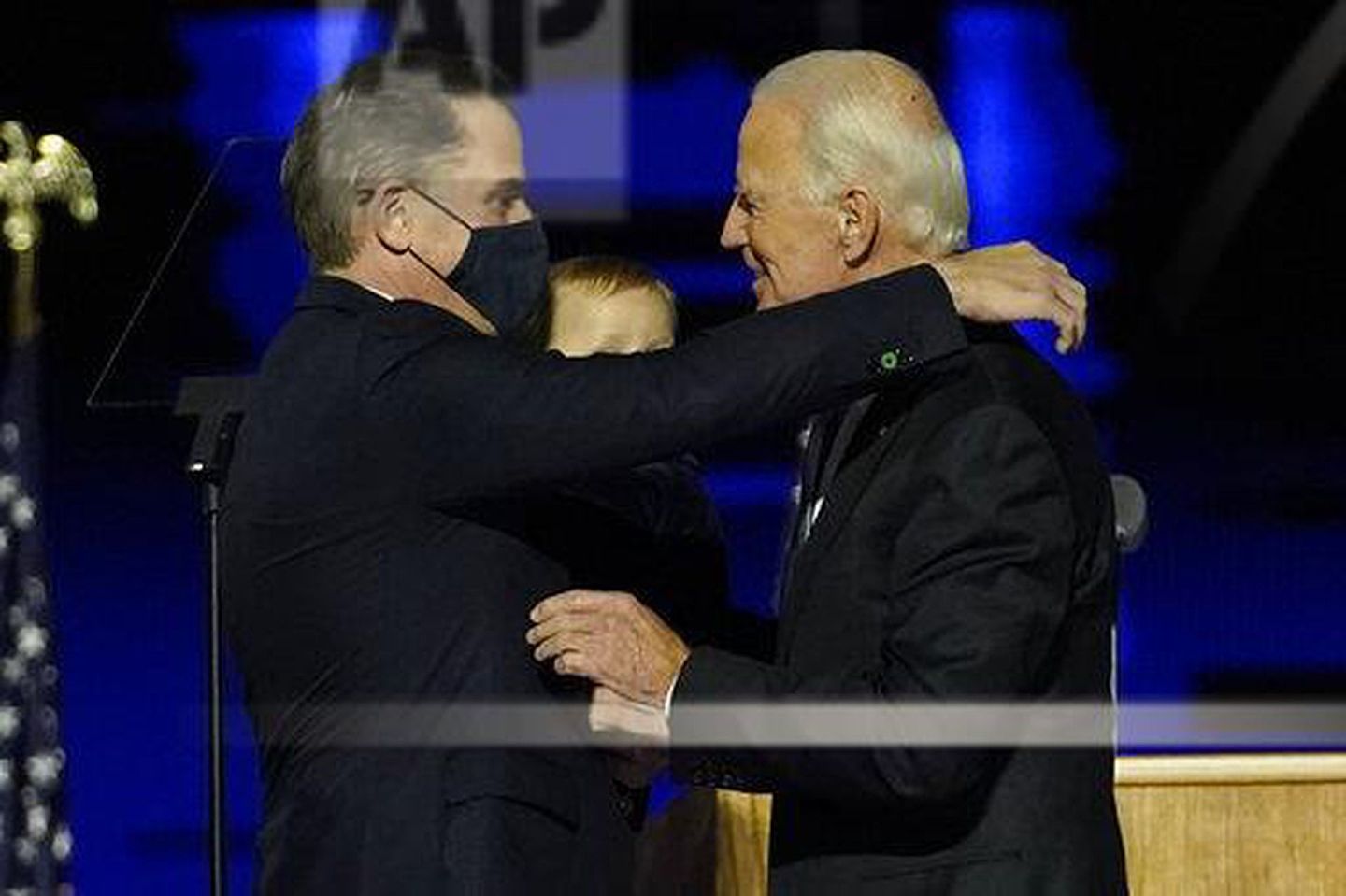 2020年11月7日，亨特（左）拥抱当选总统、他的父亲拜登。（AP）
