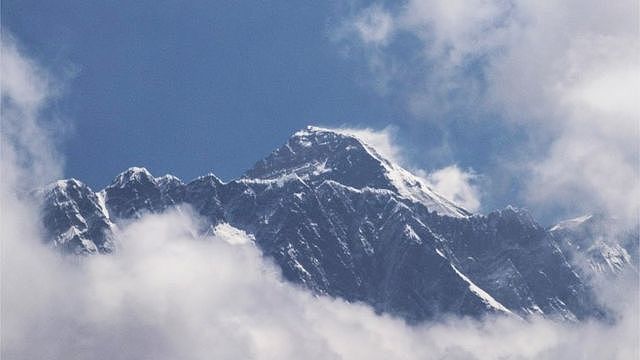 从尼泊尔境内看到的珠穆朗玛峰
