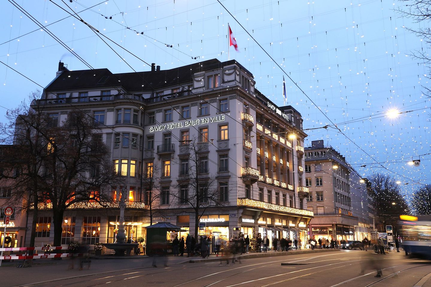 图为2020年11月28日，瑞士苏黎世街头挂起圣诞装饰。（Reuters）