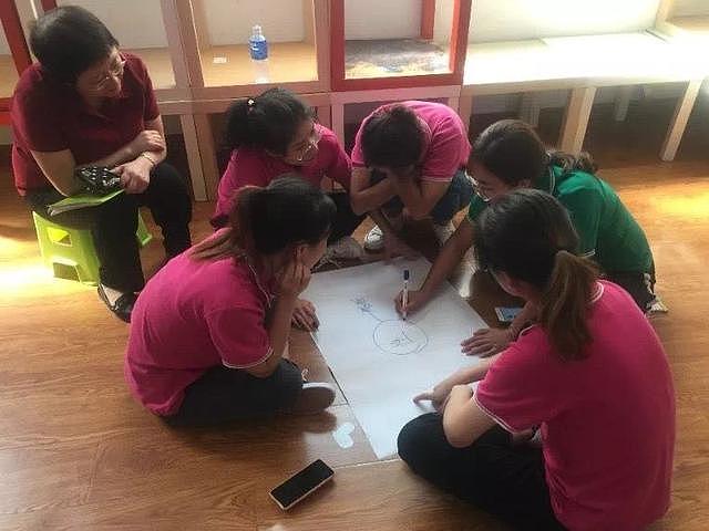 中国小学里的性教育：女老师手软得无法拿出安全套模型（组图） - 2