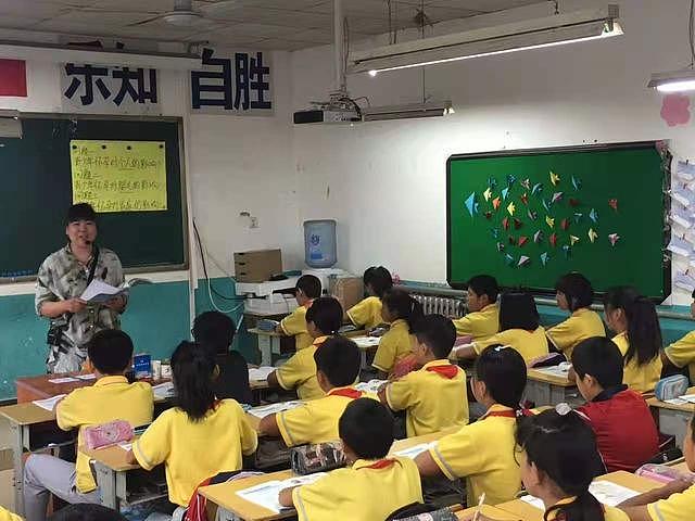 中国小学里的性教育：女老师手软得无法拿出安全套模型（组图） - 1