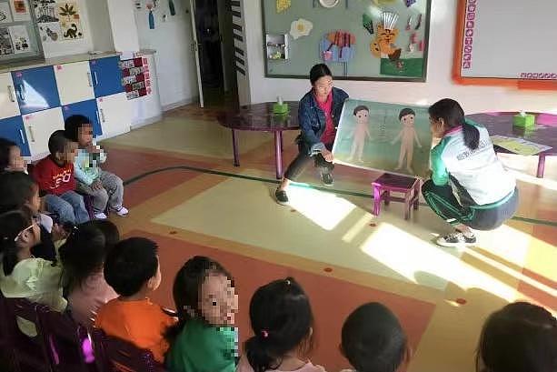中国小学里的性教育：女老师手软得无法拿出安全套模型（组图） - 7