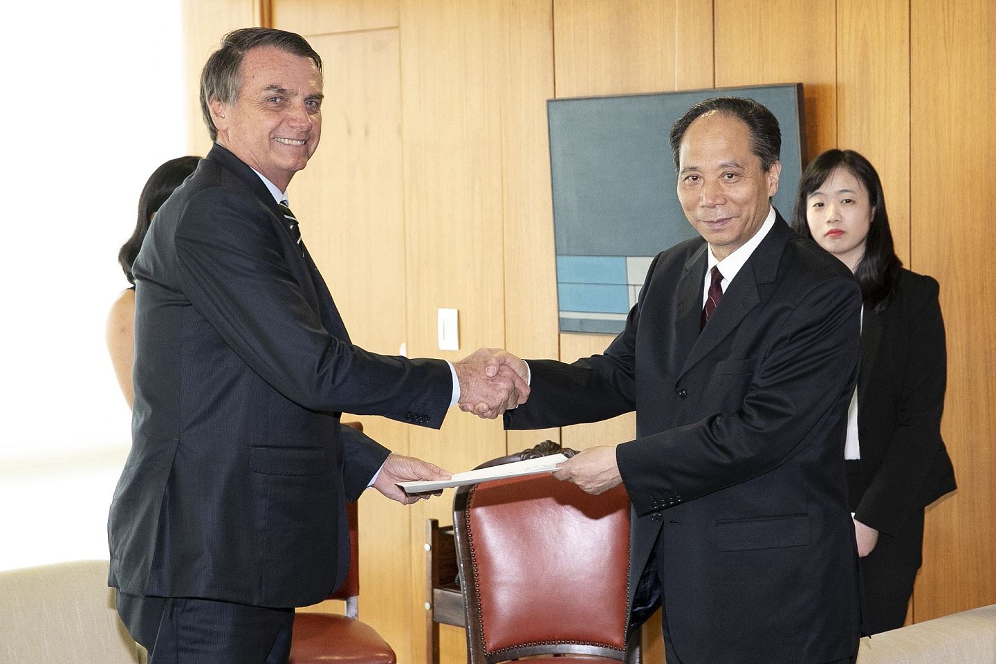 2019年1月1日，习近平特使、中国全国人大常委会副委员长吉炳轩（右）在巴西首都巴西利亚出席巴西总统博索纳罗（Jair Bolsonaro）就职仪式，并于2日会见博索纳罗。（新华社）
