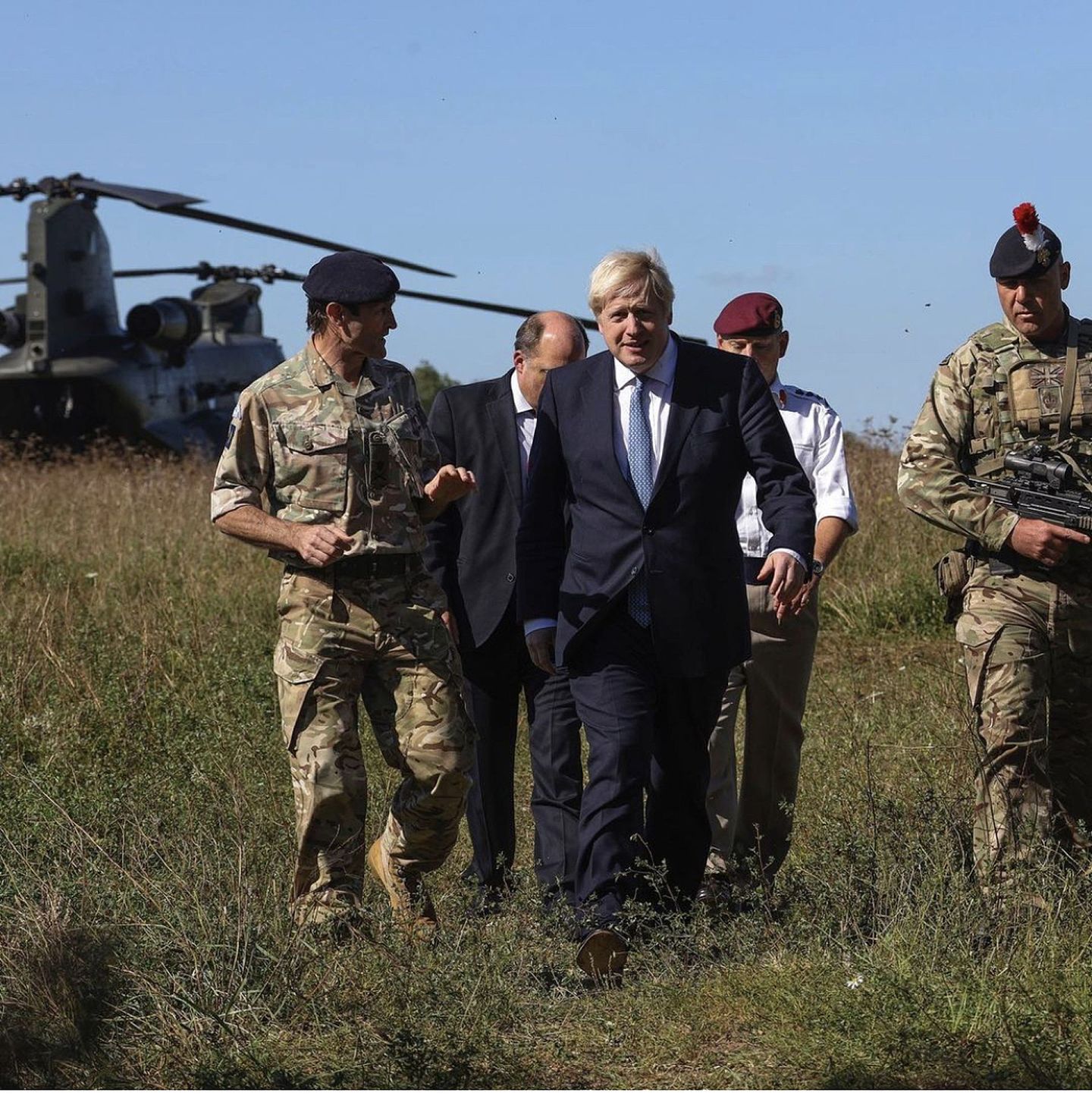 2020年11月20日，英国首相约翰逊视察部队，英国今年上涨了二战以来最大幅度的国防开支，加上新冠疫情对经济的严重影响，英国正面临着二战以来最大的财政赤字。（Instagram @borisjohnsonuk)