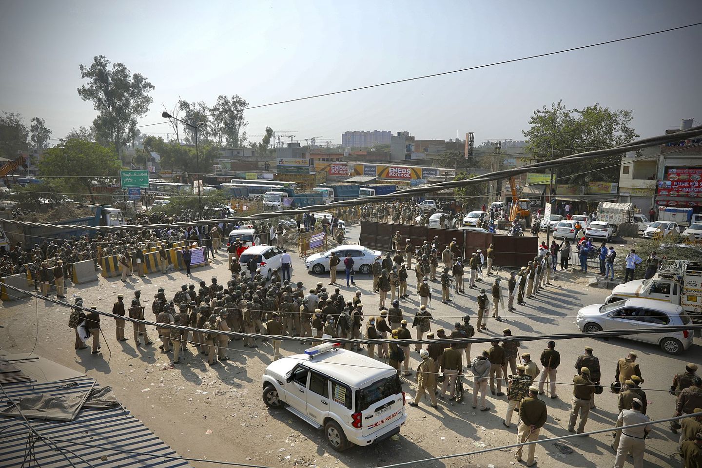 2020年11月26日，新德里郊外部署了大批警察，以阻止抗议农民涌向新德里城区。（AP）