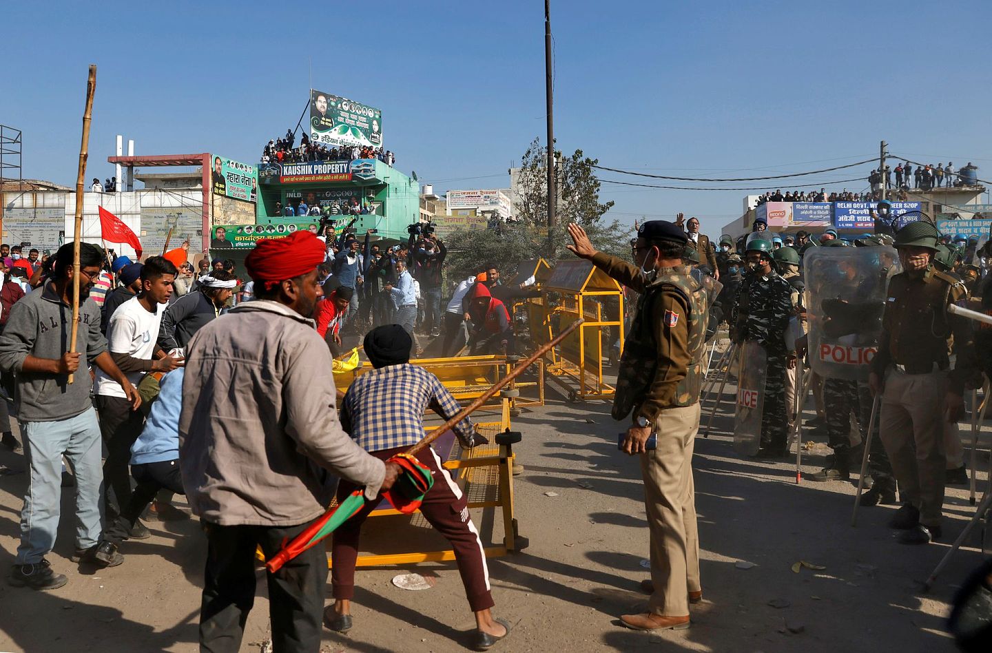 2020年11月27日，印度抗议农民正在清除路障。（Reuters）