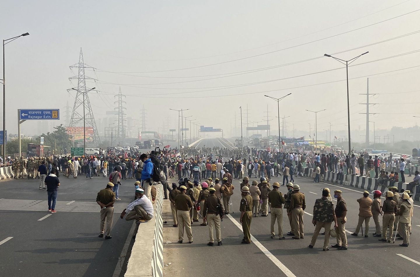 对印度军警来说，与几十万和平示威者对峙虽然并无难度，但新德里的干道不能疏通，终究不是一件好事。（美联社）