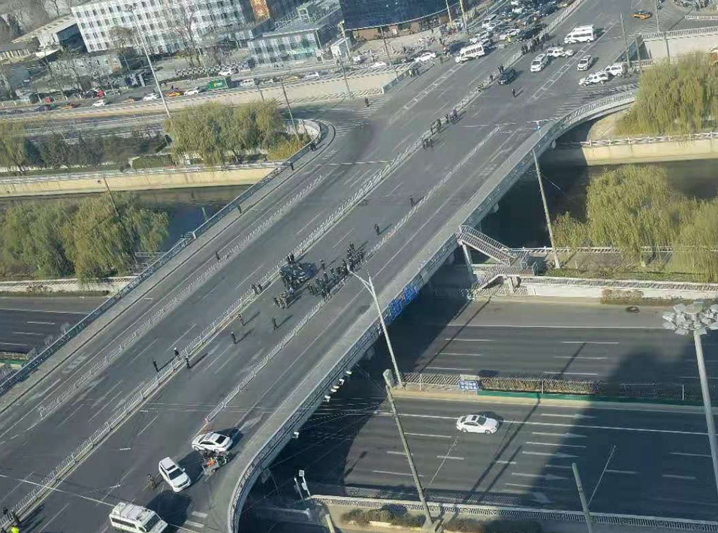 事件发生后，警方将北京南二环陶然桥附近进行封锁。（Twitter@zixinho17）