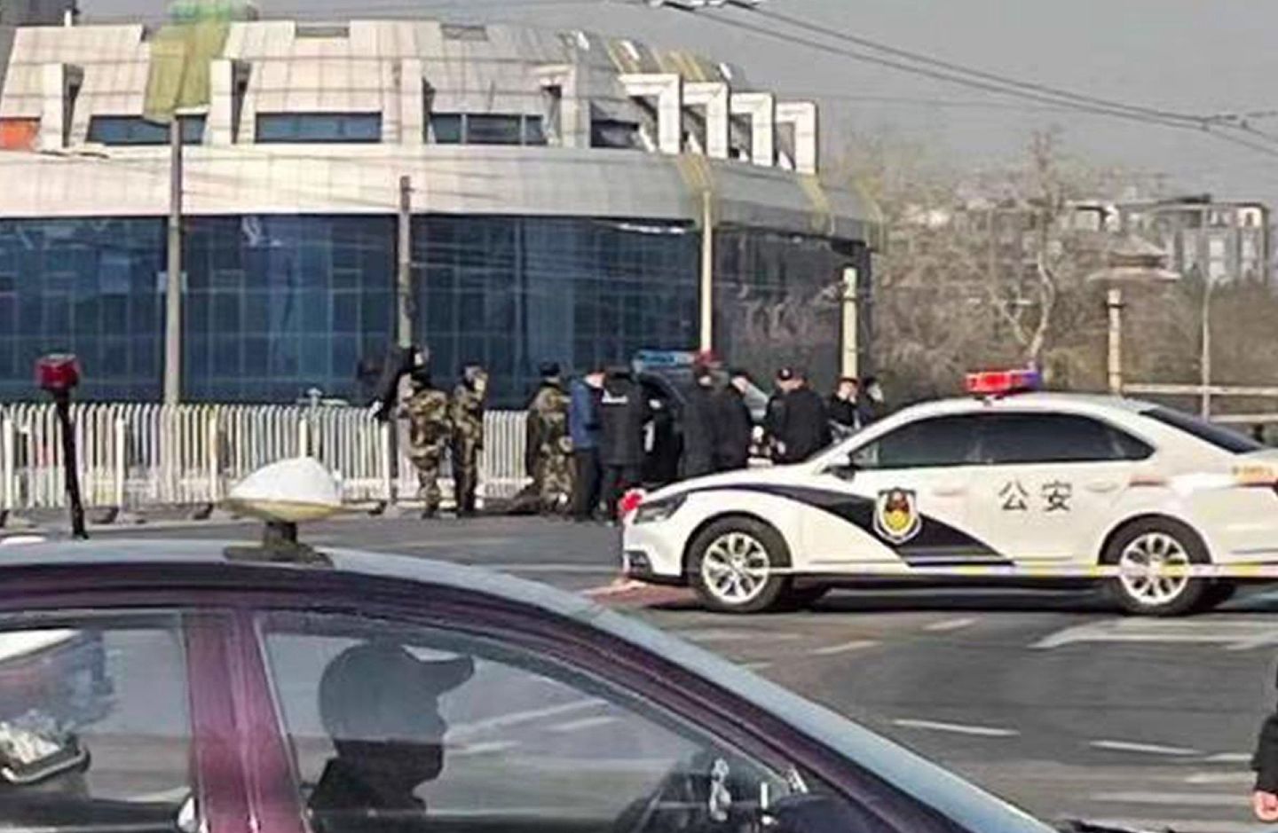 警察将该男子围在桥中间，并派遣谈判专家进行谈判。（Twitter@zixinho17）