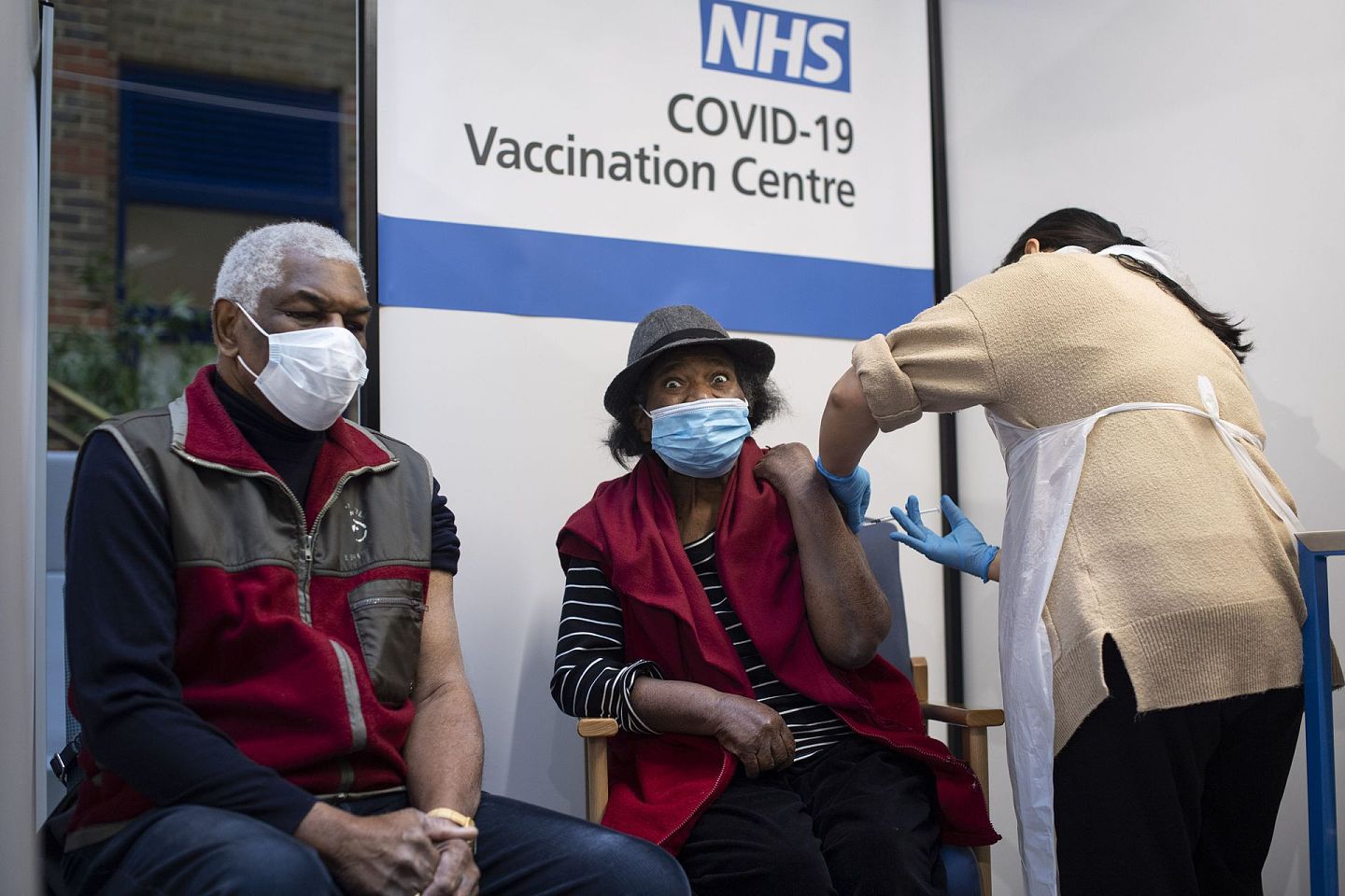 英国成为西方首个大规模接种疫苗的国家。图为2020年12月8日，英国伦敦一对夫妇于医院接种辉瑞和生物新科技的新冠疫苗。（AP）