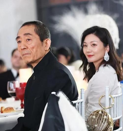 70岁张艺谋携老婆儿子出席活动，满脸皱纹太显老，同框像三代人