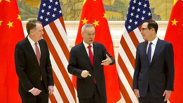 中美此前进行贸易谈判时，中国副总理刘鹤（中）与美国贸易代表莱特希泽（左）和财政部长姆努钦（右）见面。