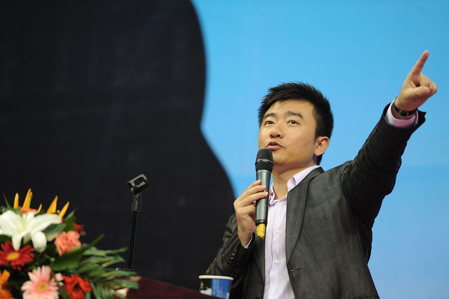 2012年5月26日，中国央视主播芮成钢携新书《虚实之间》到合肥，在安徽图书城与读者进行面对面交流13年的传媒人生涯。（视觉中国）