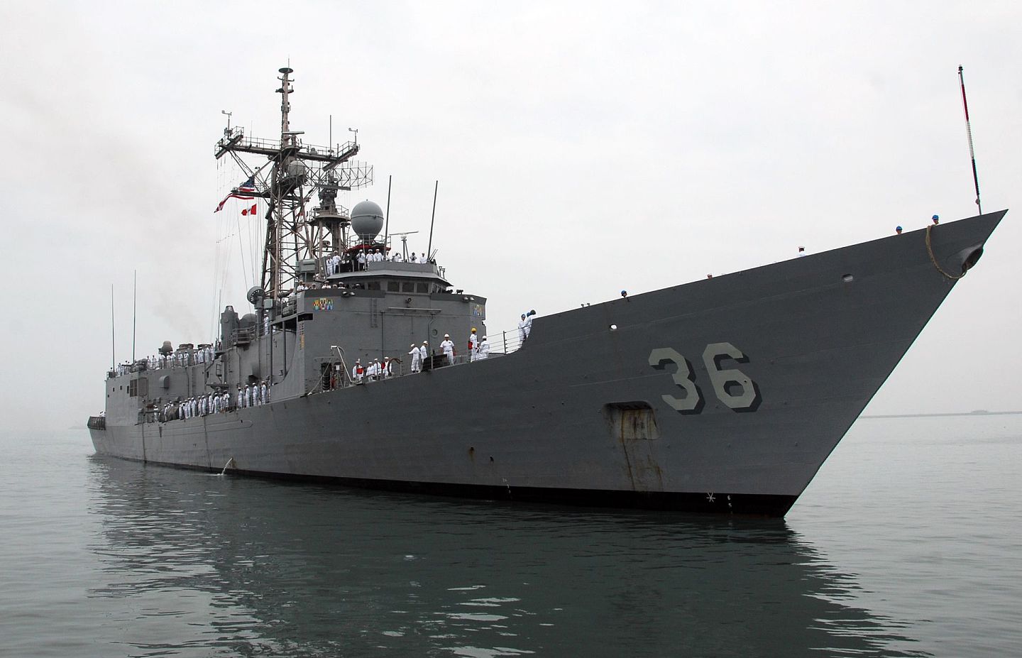 自2015年最后一艘佩里级护卫舰退役，美国海军再无护卫舰，不得不以阿利伯克级驱逐舰、提康德罗加级巡洋舰执行“打杂”任务。图为美国移交秘鲁海军的佩里级巡防舰“安德伍德”号（FFG-36）。（AFP）