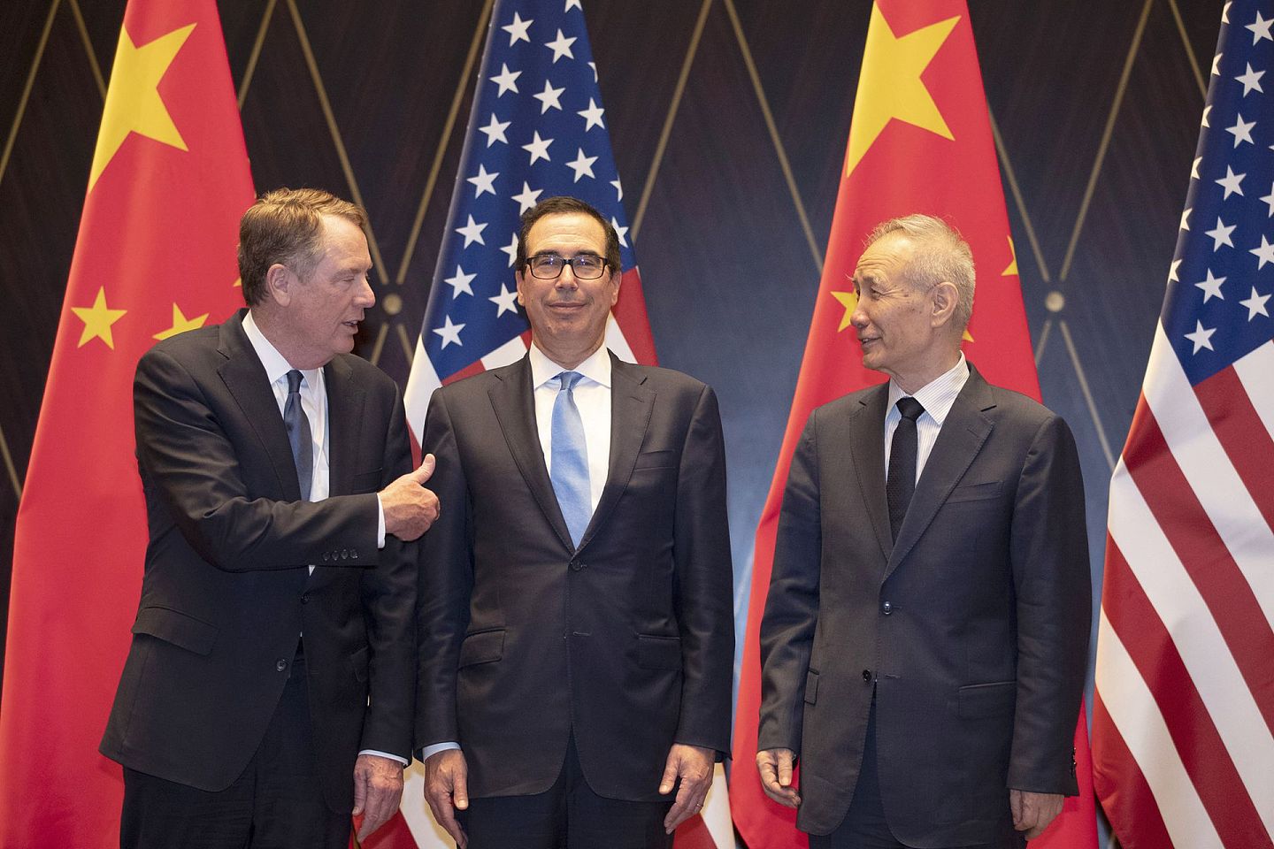 美国目前的贸易代表是莱特希泽（Robert Lighthizer）。图为2019年7月31日，中美贸易谈判在上海西郊会议中心举行，美国贸易代表莱特希泽（左）与美国财政部长努钦（中，Steven Mnuchin）和中国副总理刘鹤合影。（AFP）