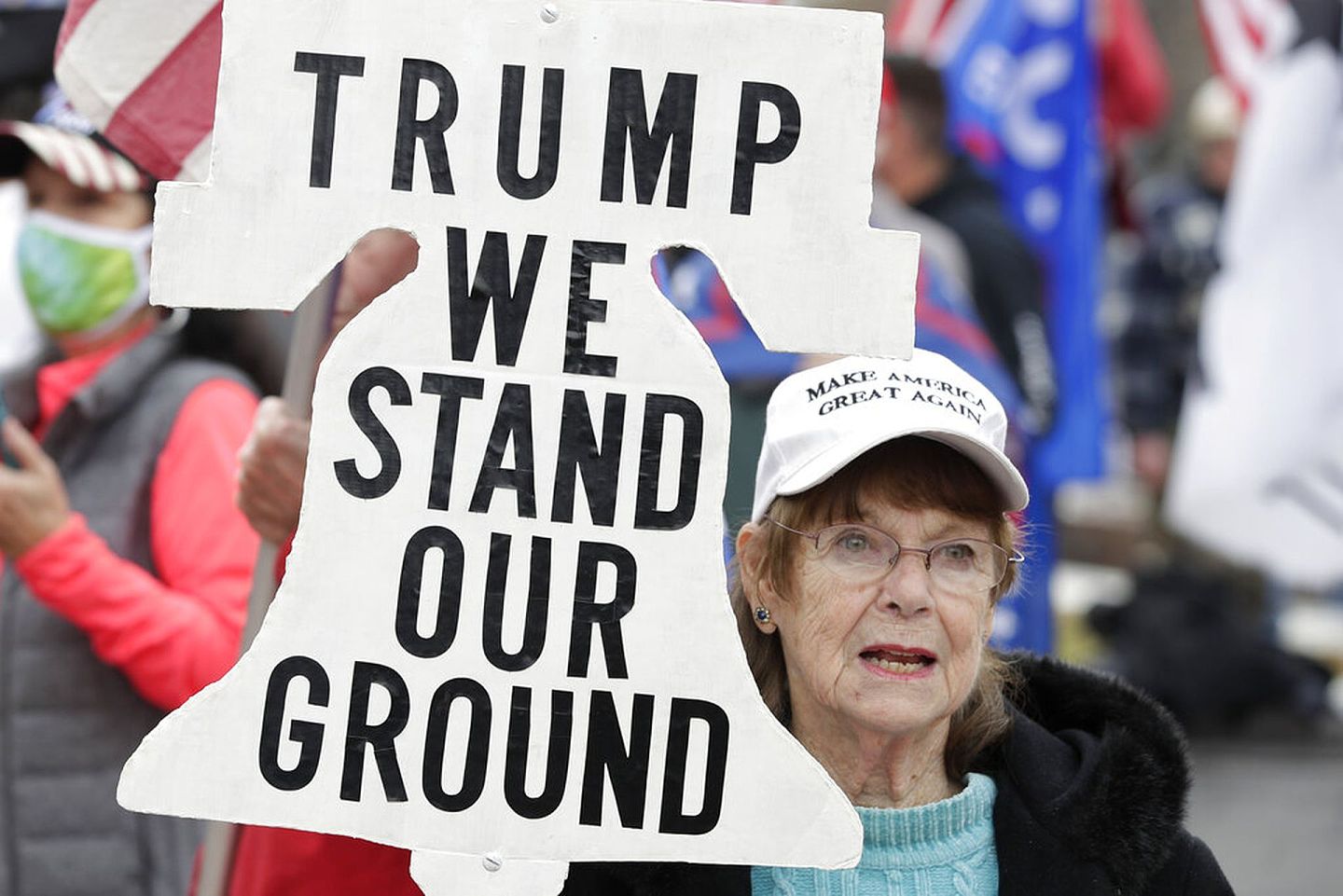 2020年12月12日，美国总统特朗普的支持者聚集在华盛顿的自由广场。特朗普支持者打出标语“特朗普，我们将坚守阵地”。（AP）