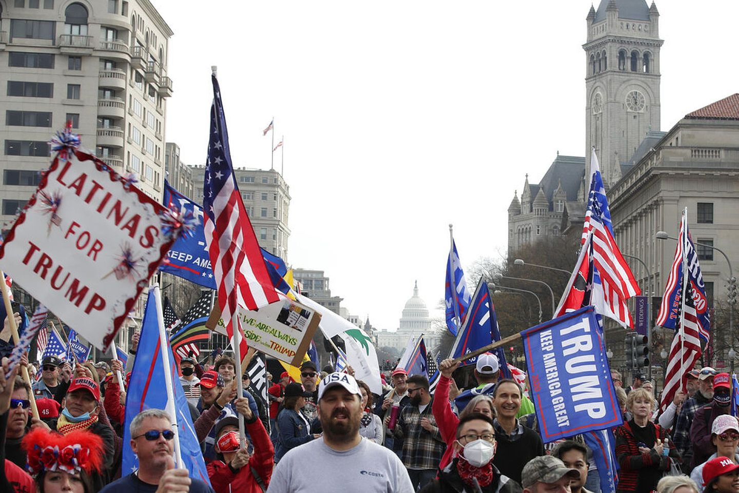 2020年12月12日，美国总统特朗普的支持者聚集在华盛顿的自由广场。国会大厦矗立在特朗普支持者后方的远处。（AP）
