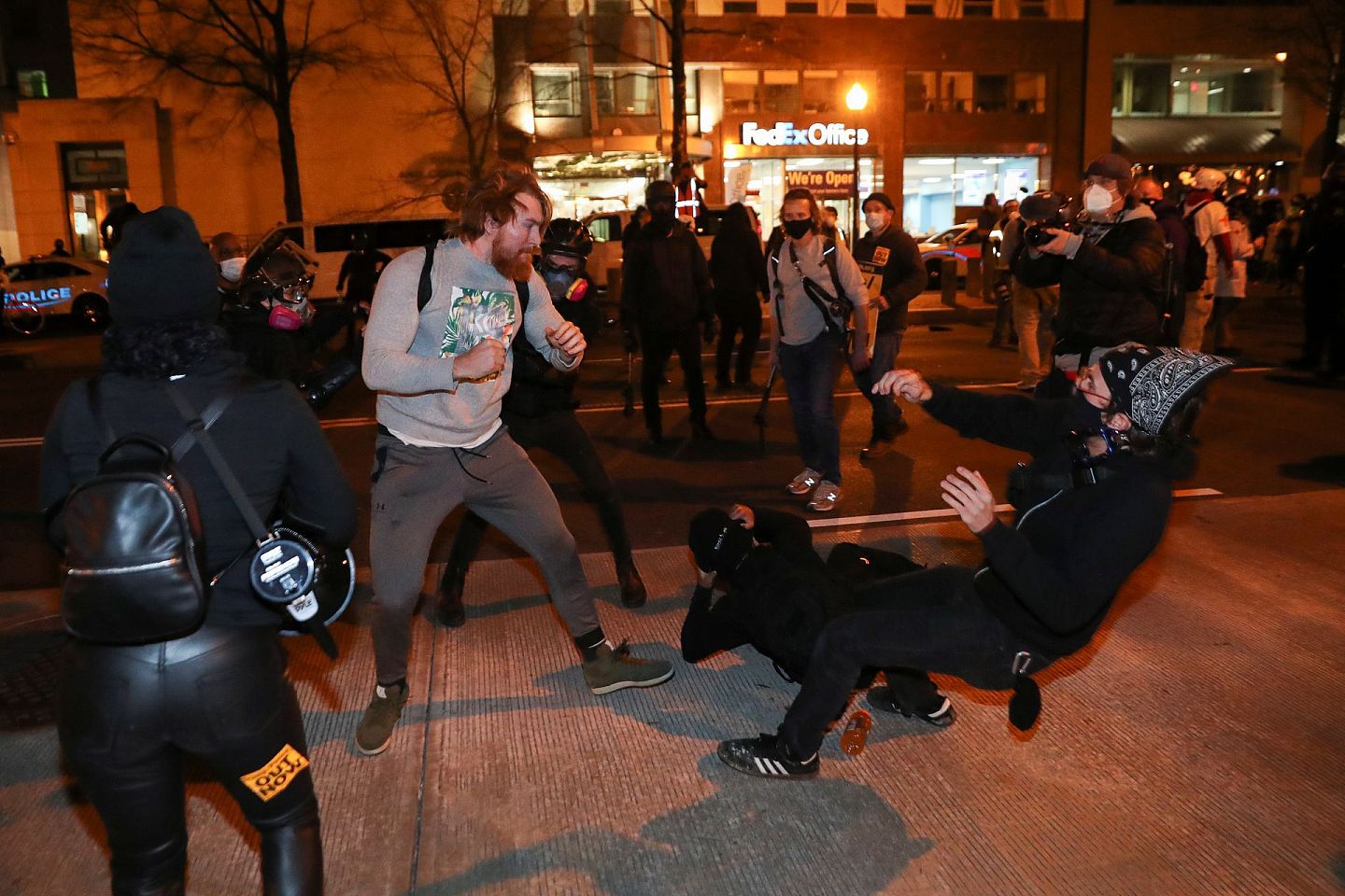 2020年12月12日，美国总统特朗普的支持者在华盛顿特区与对立的示威者发生肢体冲突。（Reuters）