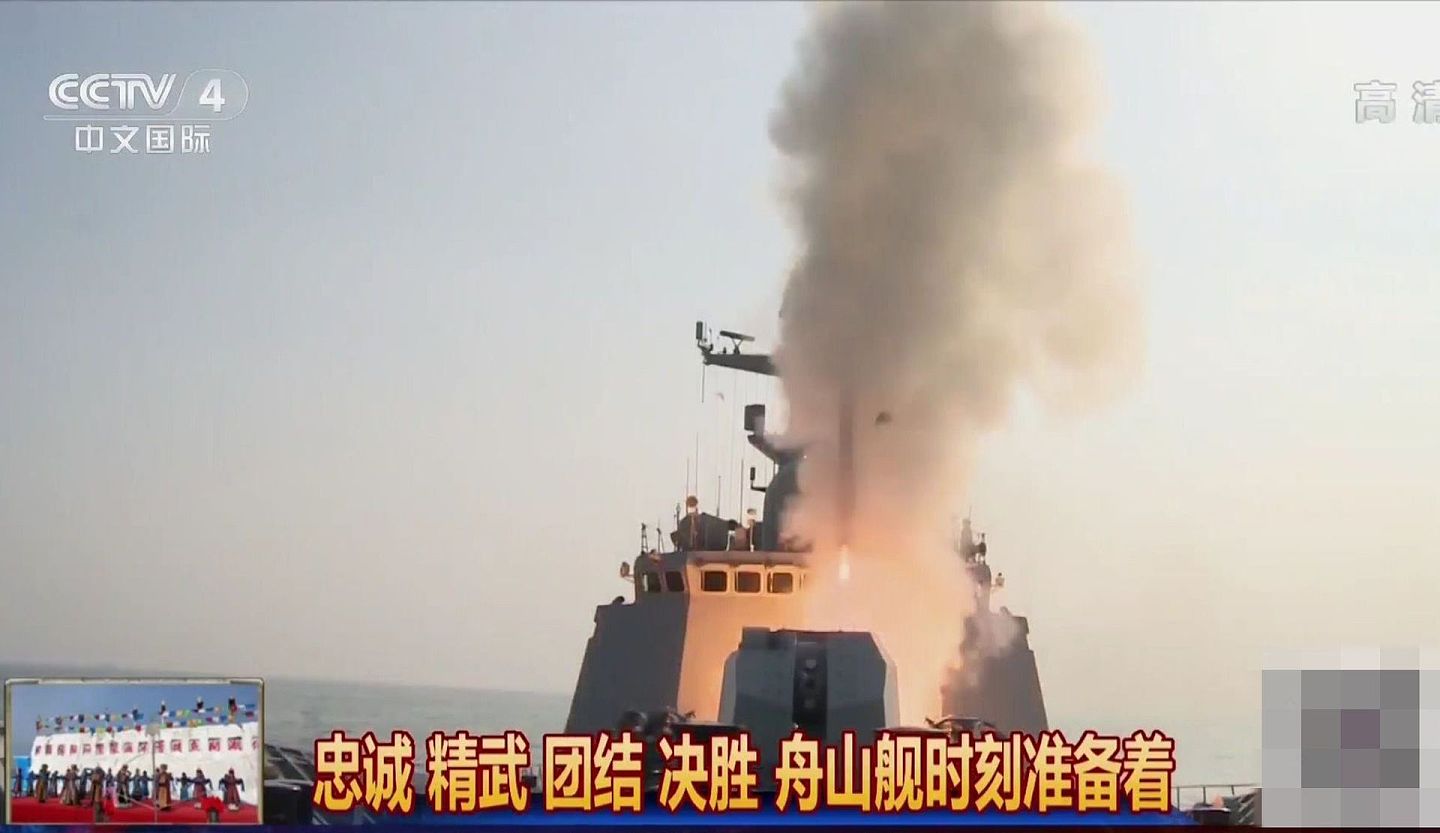 疑似中国海军054A级导弹护卫舰发射红旗-16C导弹。（中国央视视频截图）