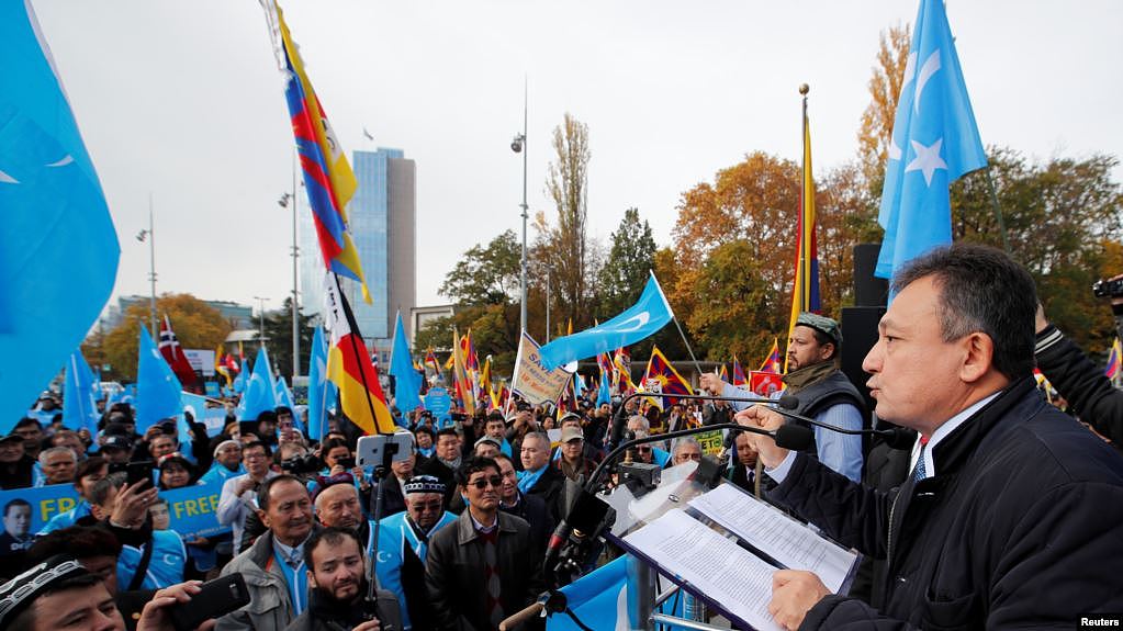 上千名来自世界各地的维吾尔人在日内瓦举行游行集会抗议中国当局在新疆的政策 （2018年11月6日）