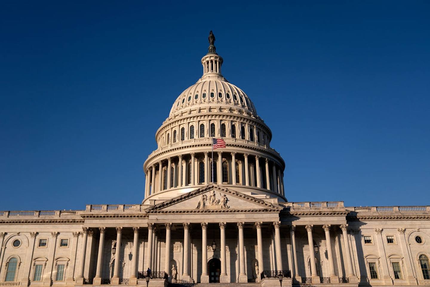 众议院和参议院先后于12月8日及11日以大比数通过规模达到7400亿美元的《国防授权法》。 图为美国国会山大楼，摄于2020年9月11日。 （Getty）