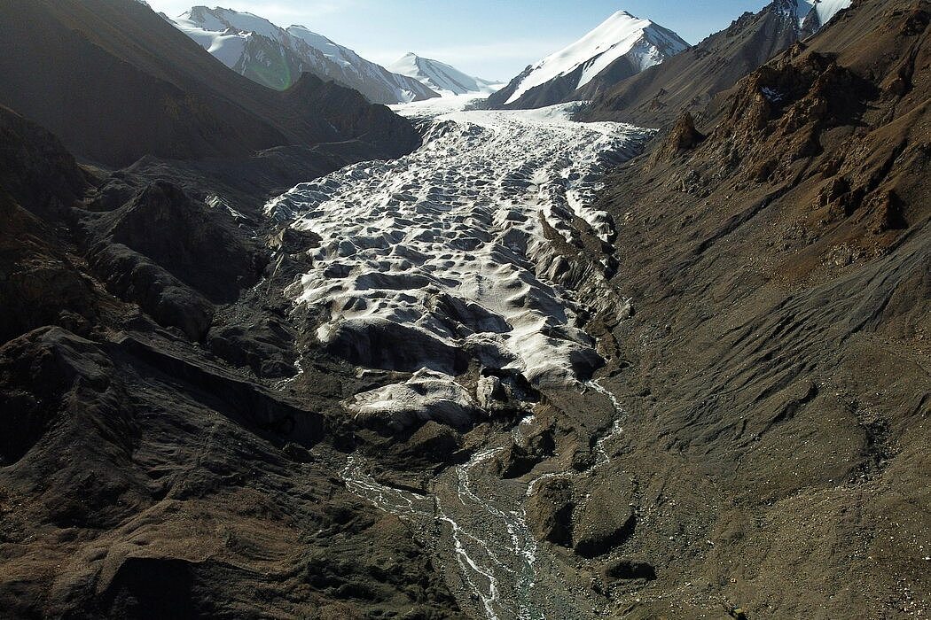 中国祁连山脉一个正在缩小的冰川。